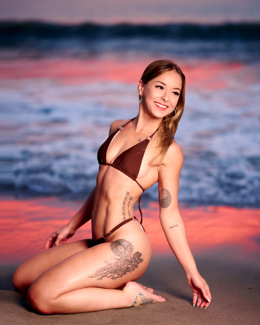 Mulher de biquíni à beira da água