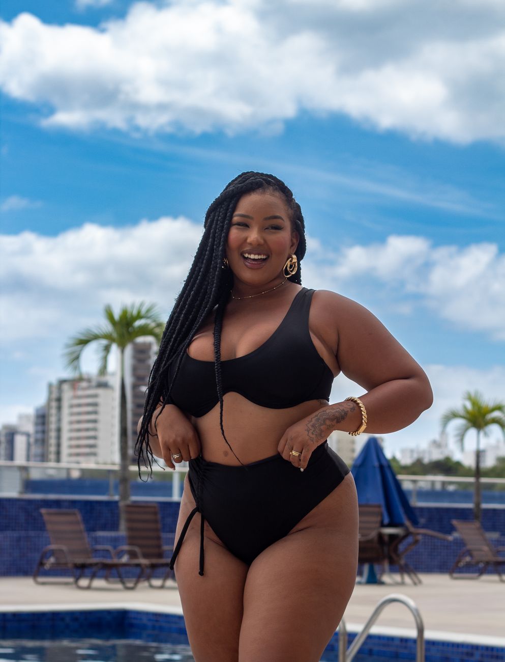 Mulher de biquíni à beira da água
