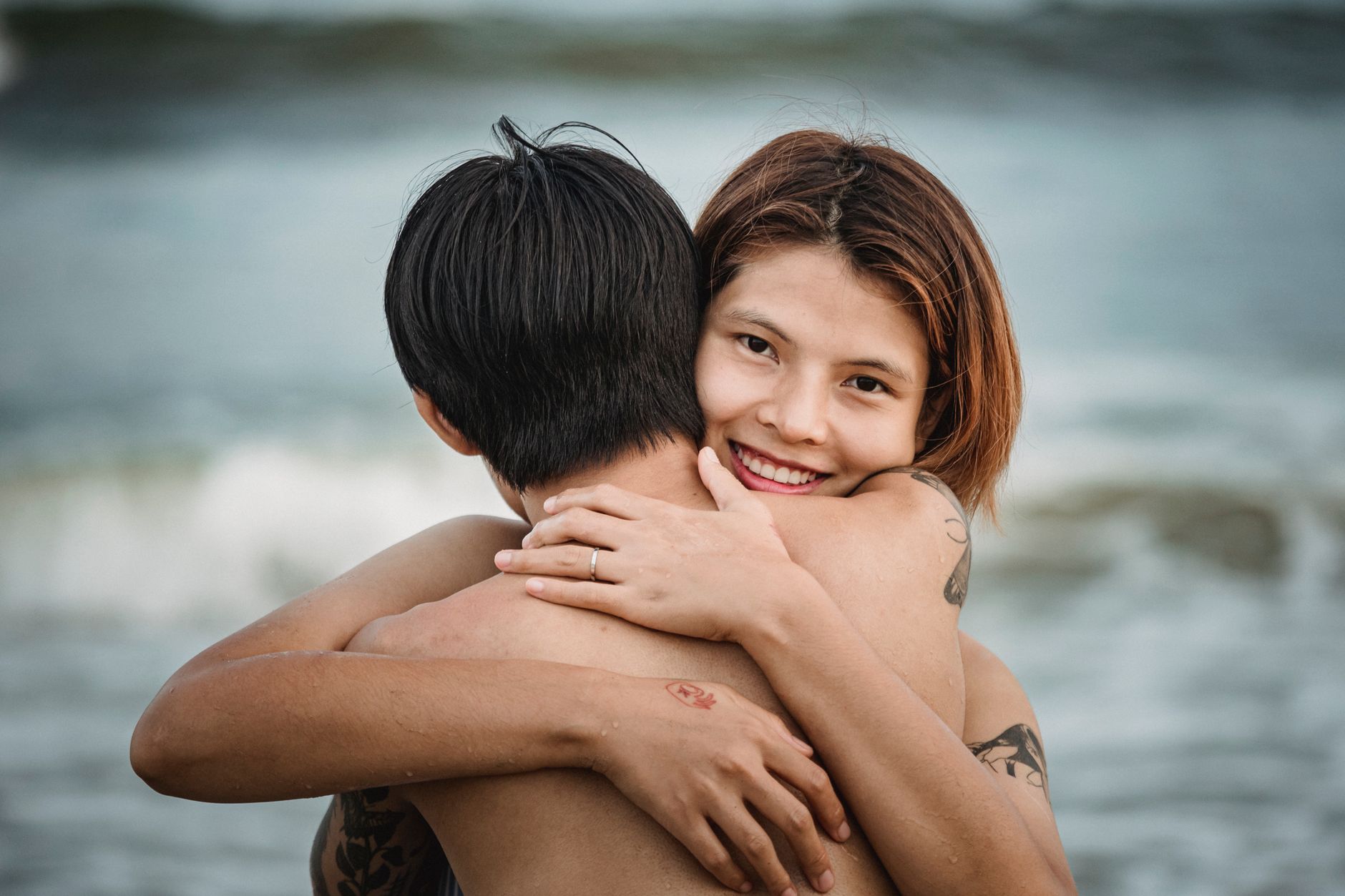 Casal abraçado