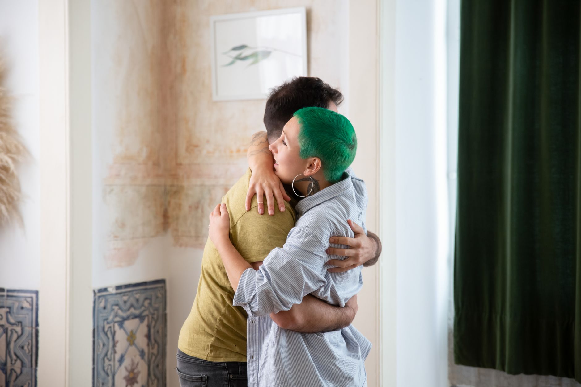 Casal abraçado
