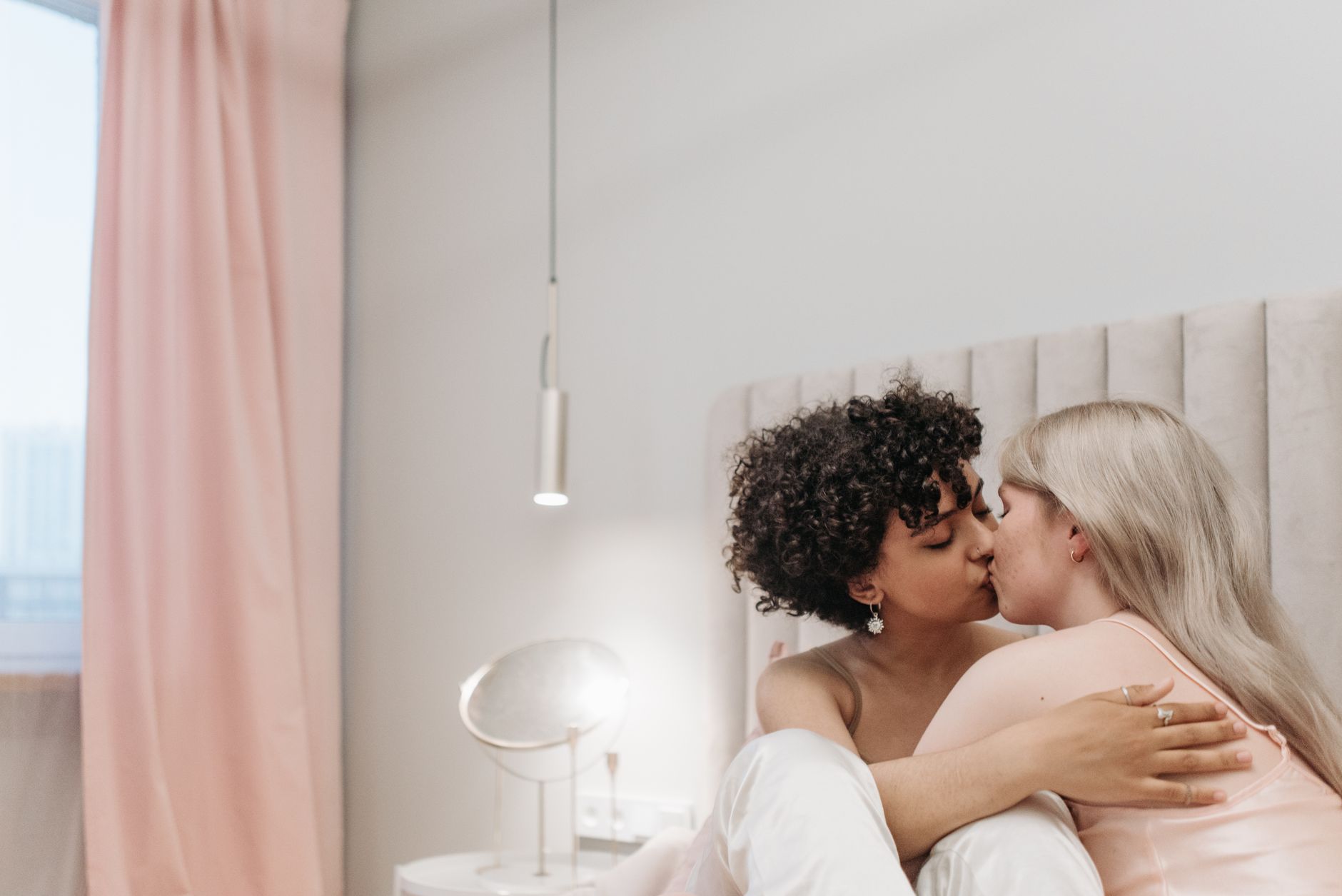 Casal abraçado