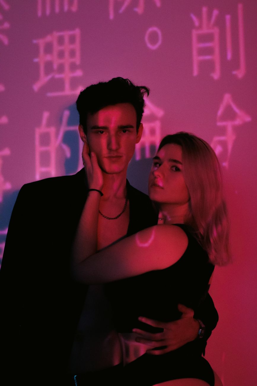 Casal abraçado